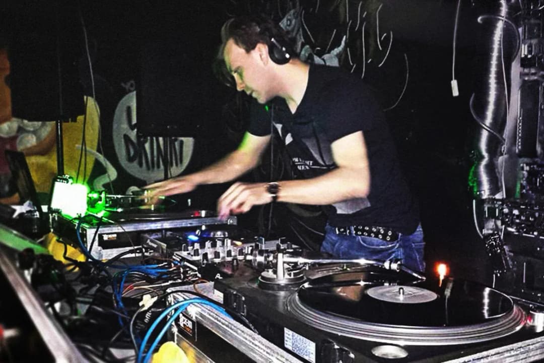 Jak się pisze didżej? Różnice między didżejem a DJ-em w polskim języku