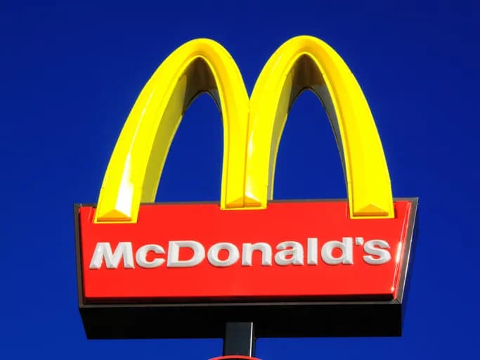 Jak się pisze McDonald's? Poznaj poprawną pisownię i zasady