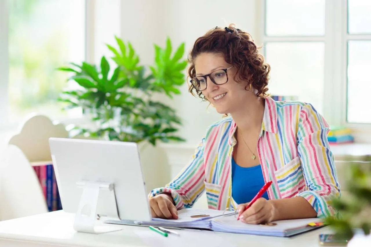 Angielski online z lektorem – dlaczego warto uczyć się z żywym nauczycielem, a nie tylko z aplikacją?